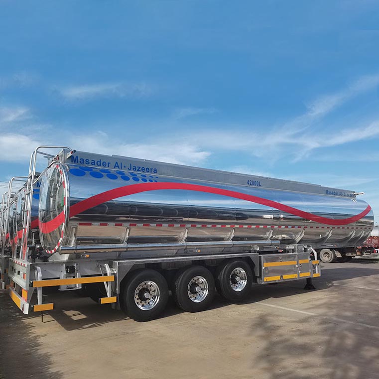 Fuel-Tanker-Trucks-for-Sale-Tri-Axle-Oil-Trailer-Fuel-Semi-Tanker-Trucks-for-Sale-2