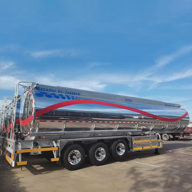 Fuel-Tanker-Trucks-for-Sale-Tri-Axle-Oil-Trailer-Fuel-Semi-Tanker-Trucks-for-Sale-3