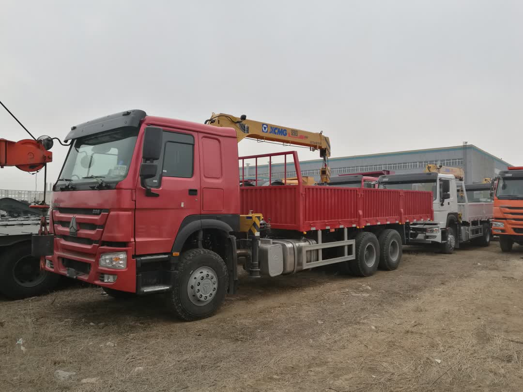 Sinotruk HOWO 4X2 6X4 8X4 3.2t 5t 6.3t 10t 12t Telescopic Folded Hiab ...