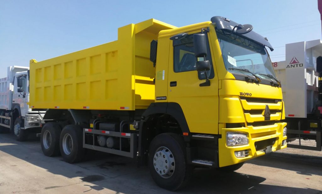 Cameroon customers come to our LUCKIN VEHICE factory for test drive HOWO 371 Dump Truck插图3