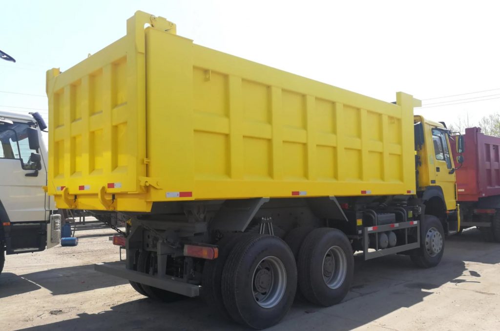 Cameroon customers come to our LUCKIN VEHICE factory for test drive HOWO 371 Dump Truck插图4