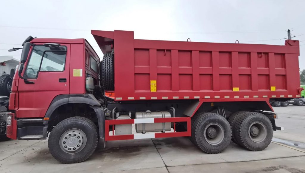 Cameroon customers come to our LUCKIN VEHICE factory for test drive HOWO 371 Dump Truck插图5