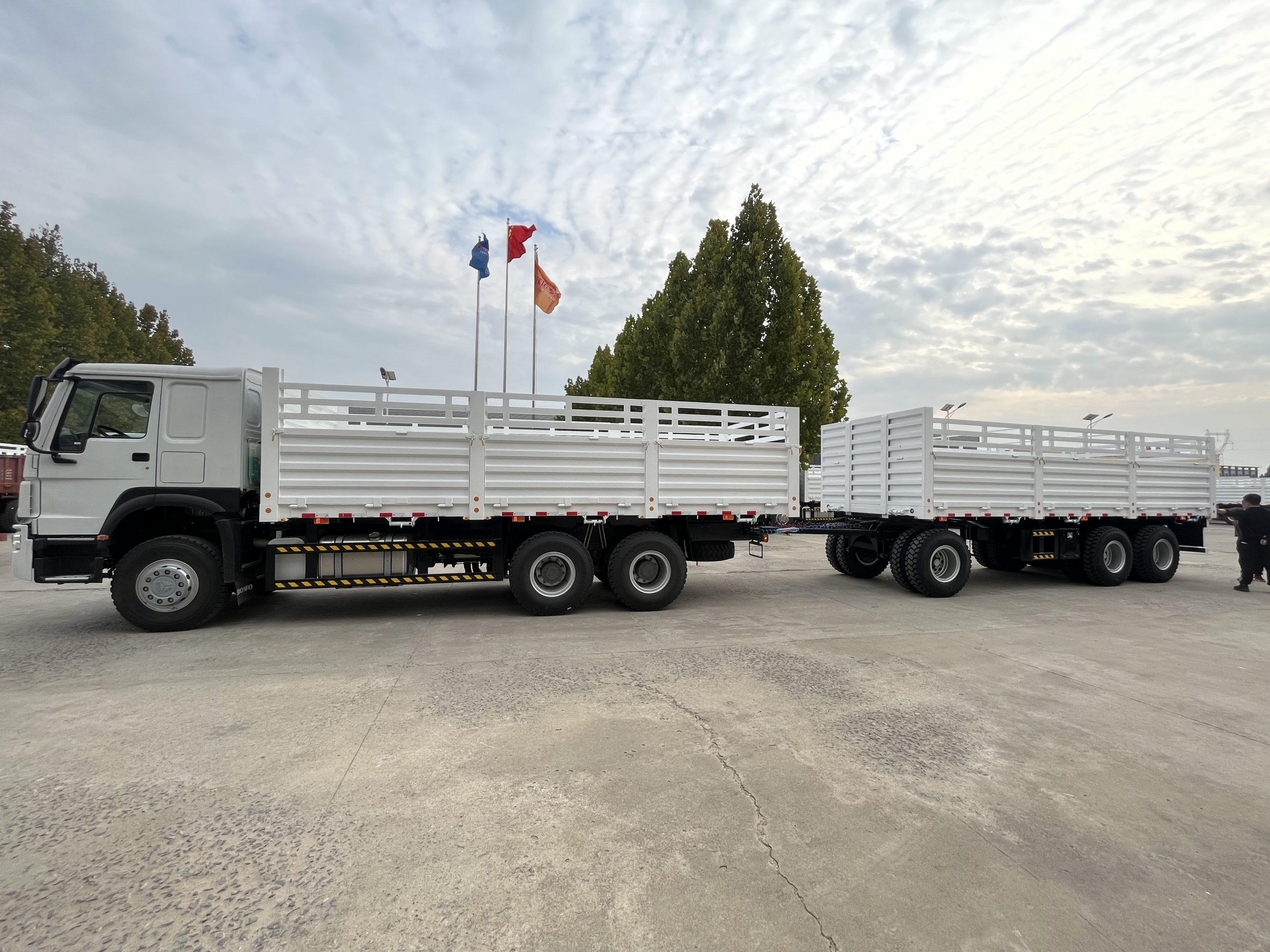 3 Axles Cargo Fence Truck with Cargo Drawbar Trailer插图2