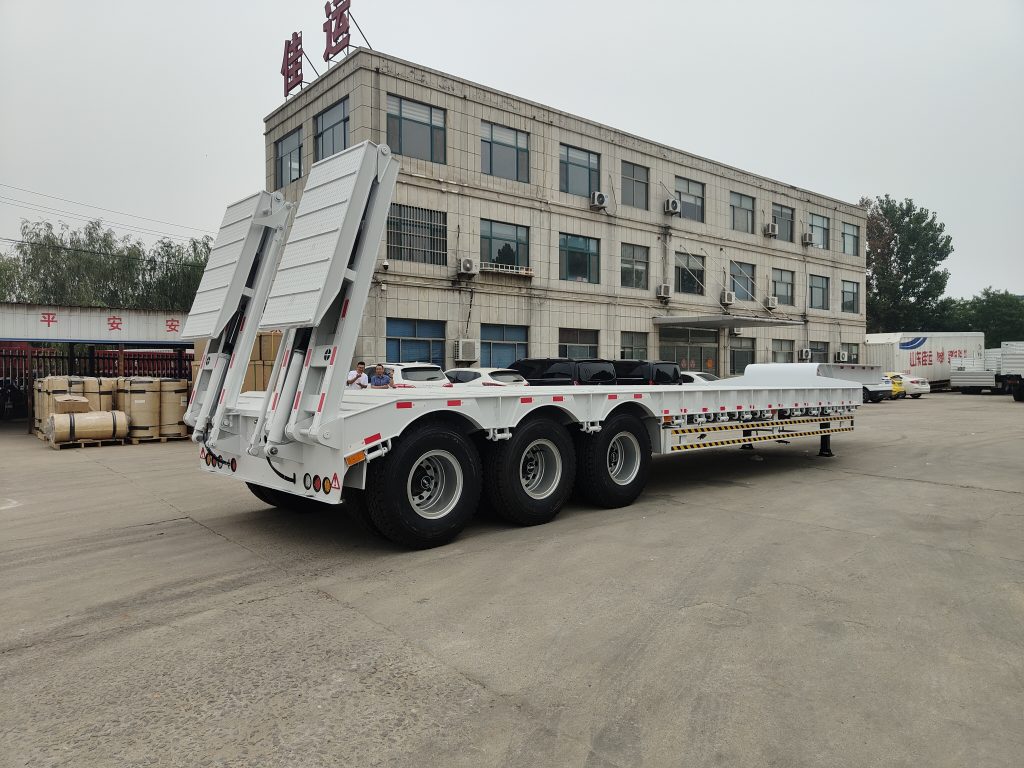 LUCKIN Best Price 3 Axle Lowbed Semi Trailer for Transport Heavy Duty Machine插图1