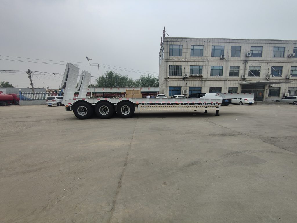 LUCKIN Best Price 3 Axle Lowbed Semi Trailer for Transport Heavy Duty Machine插图3