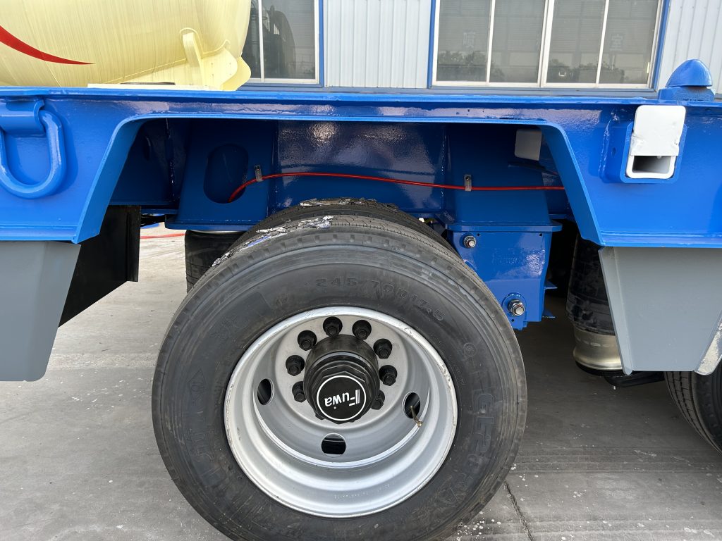 4 Axle Lowbed Semi Trailer for Sale in Russia插图2