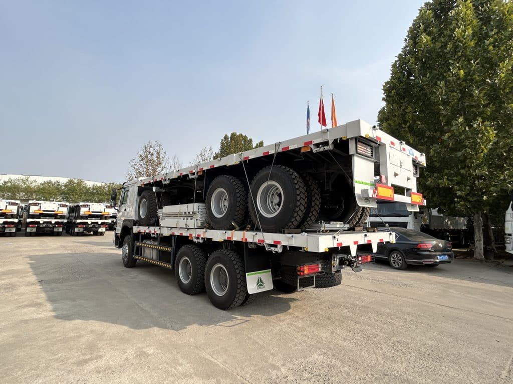 Sinotruk HOWO 400HP Cargo Truck and 3 Axle Side Fence Drawbar Trailer插图3