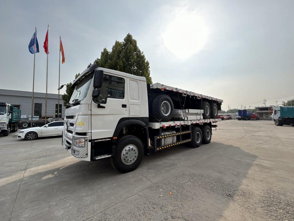 Sinotruk HOWO 400HP Cargo Truck and 3 Axle Side Fence Drawbar Trailer插图4